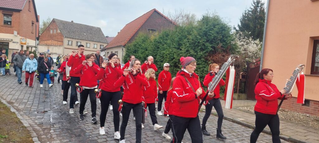 Marsch durch Großörner zum Festplatz