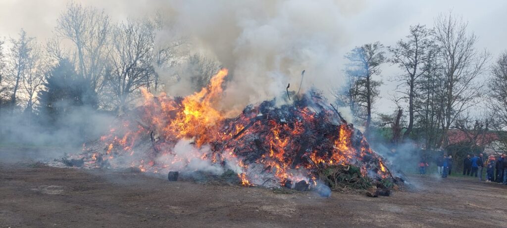 brennendes Osterfeuer